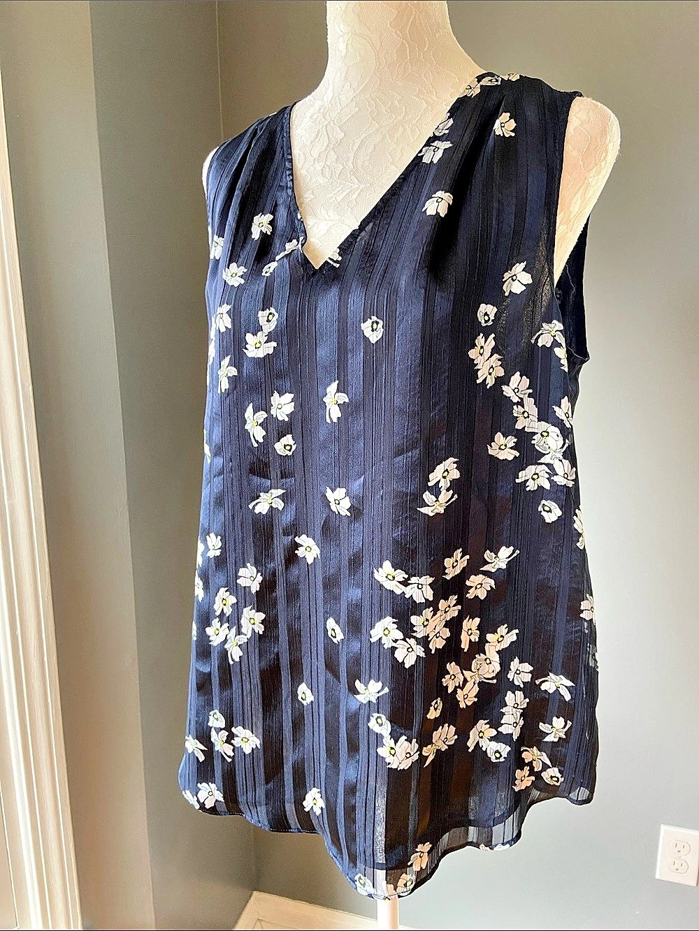 Banana Republic Floral V-Neck Blouse in Blue & Pink Size Medium